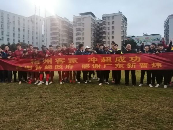 德国媒体sport1的消息，阿方索-戴维斯本人倾向于离开拜仁加盟皇马，除了体育竞技方面的因素还因为球员在拜仁薪水很低没有达到他的预期。